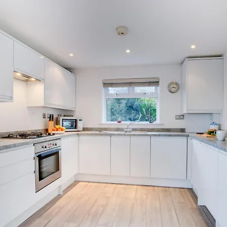 Flat 1 Holmesdale Apartment *