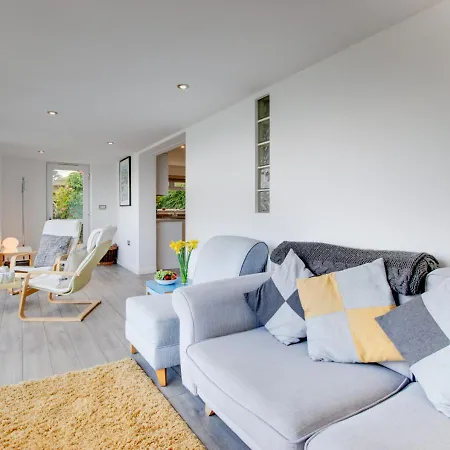 Flat 1 Holmesdale *