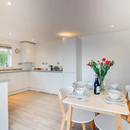 Flat 1 Holmesdale Apartment
